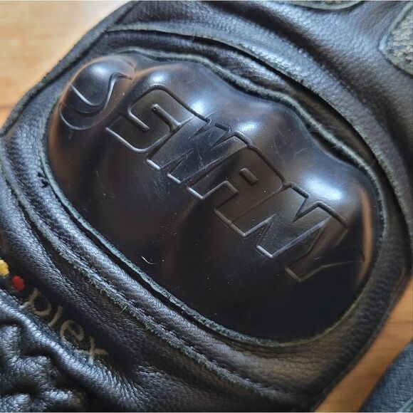 Swany Tri-Plex Molded Knuckle Kids Skiing Mittens - Picture 2 of 4